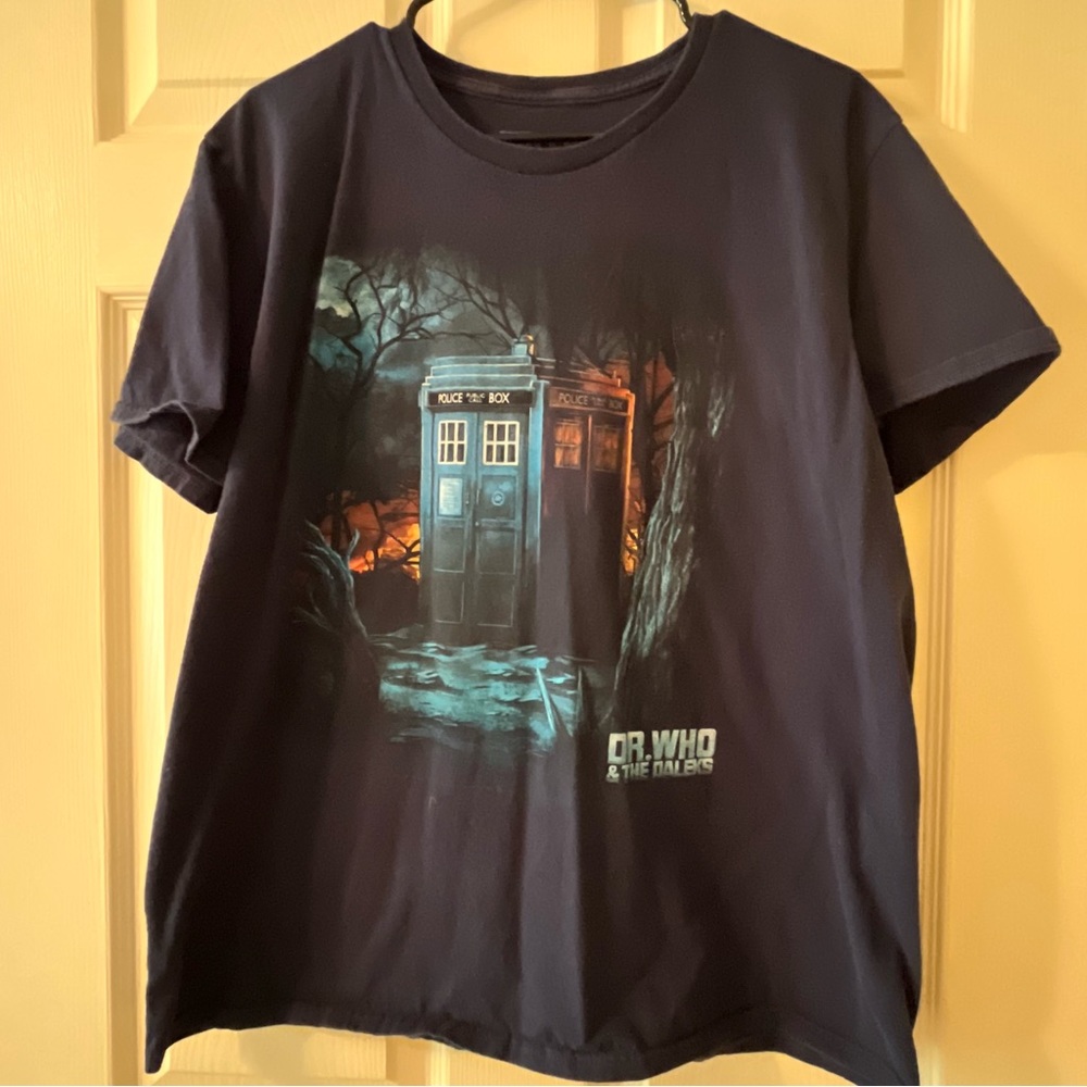 Dr Who & The Daleks Navy T-shirt. Size L